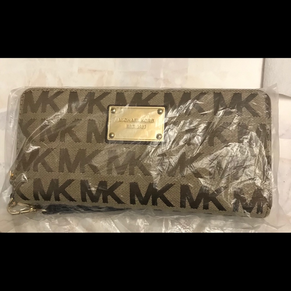MK Jet Set wallet